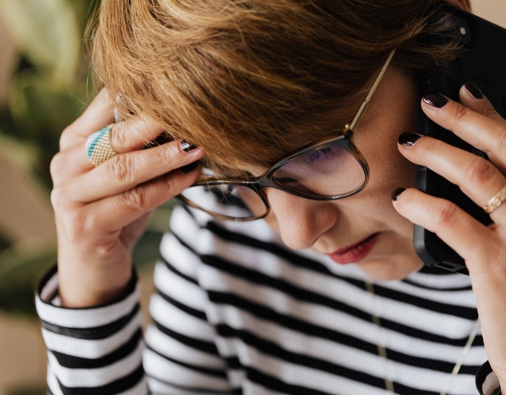 concerned-woman-on-phone