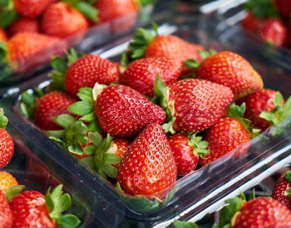organic-strawberries-grocery-store