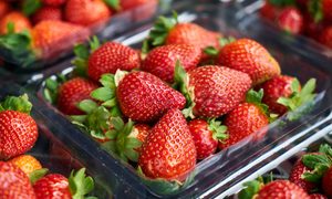 organic-strawberries-grocery-store