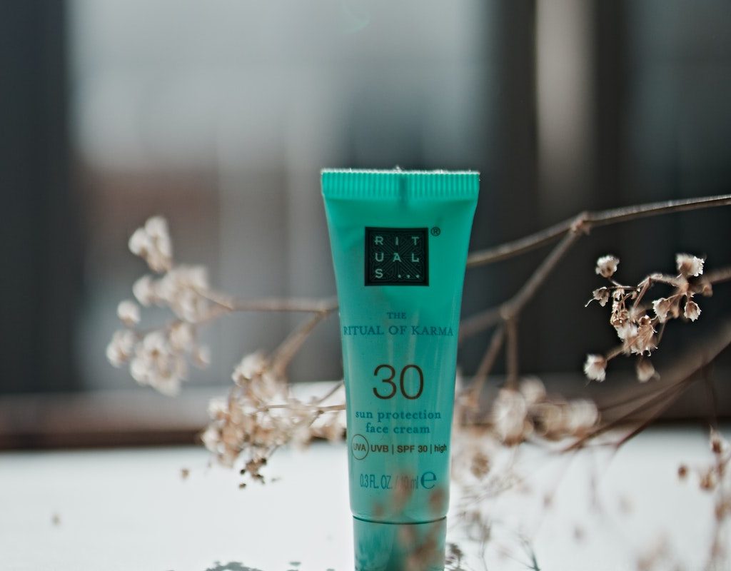 A bottle of sunscreen SPF 30 sitting on a table.