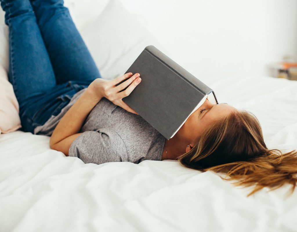 woman-reading-in-bed