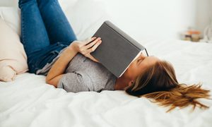 woman-reading-in-bed