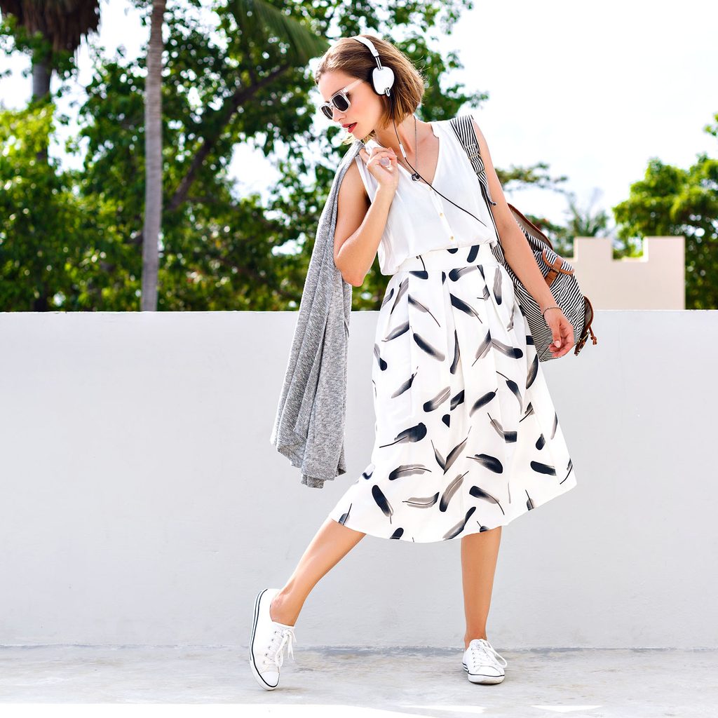 Woman wearing a midi skirt