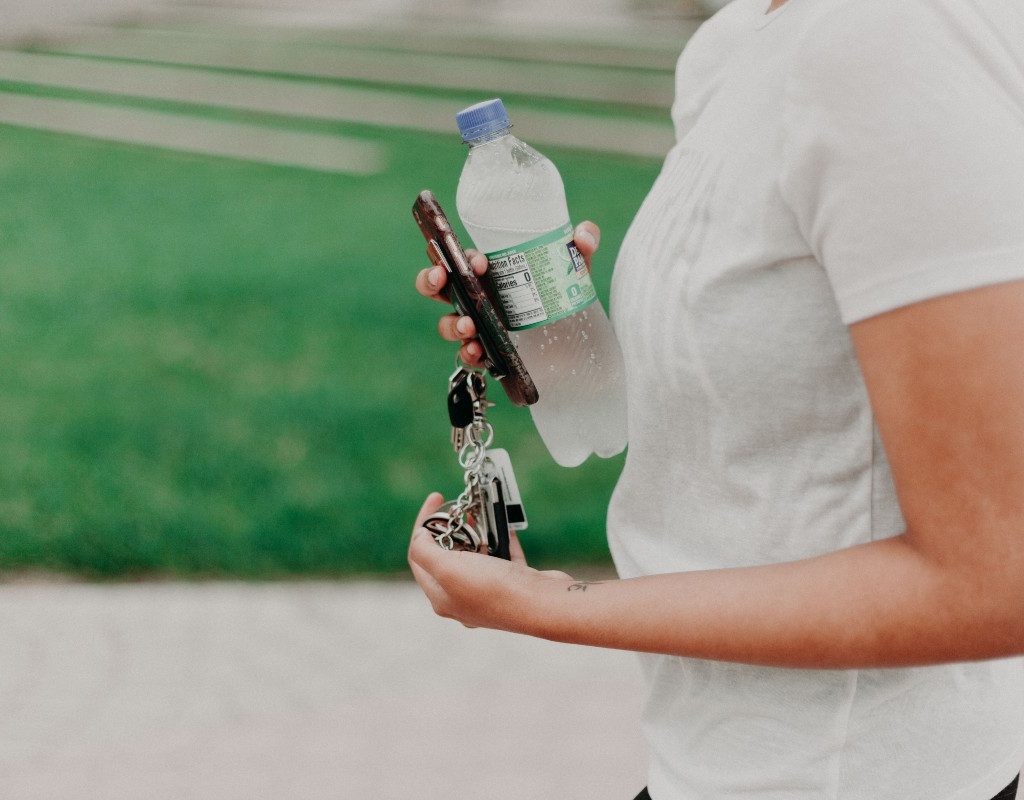 woman-with-waterbottle-in-park