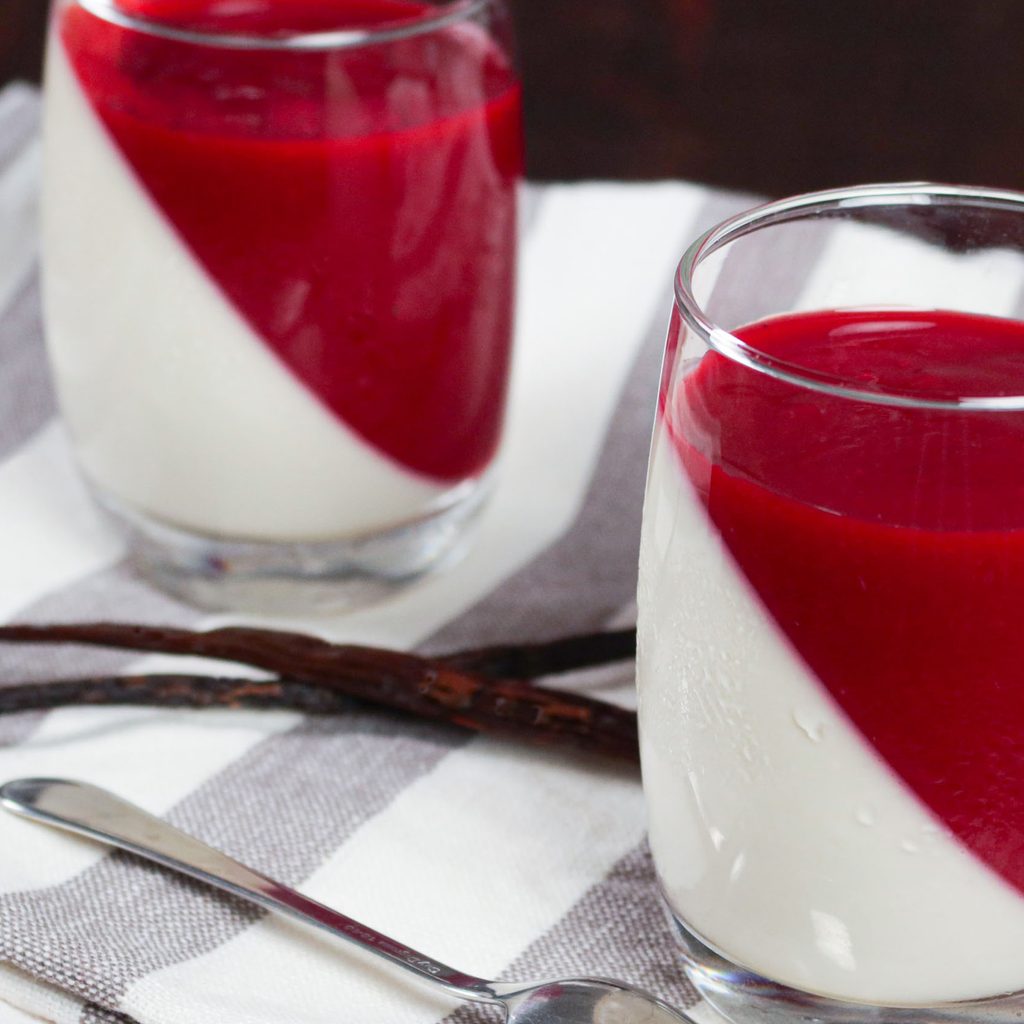 Lemon panna cotta with raspberry sauce