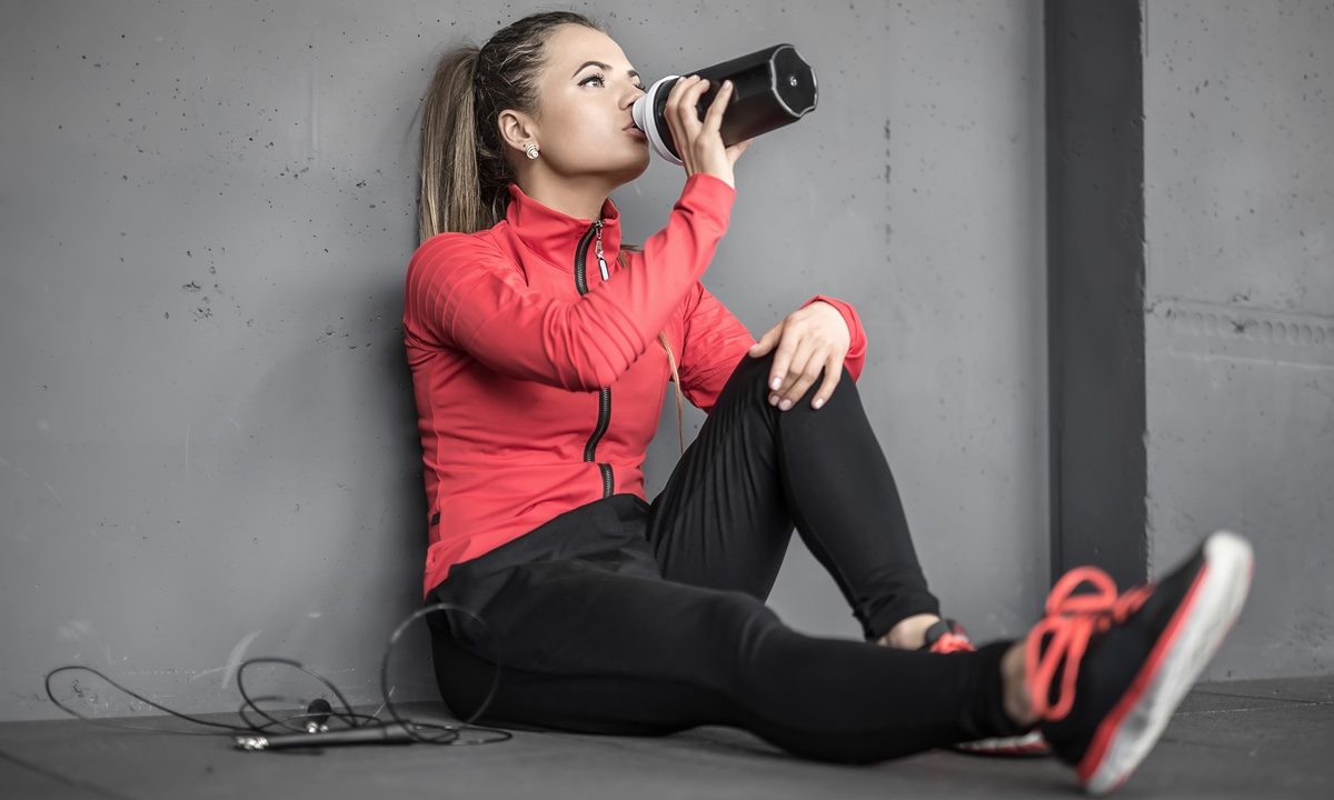 pre workout drinks woman drinking preworkout