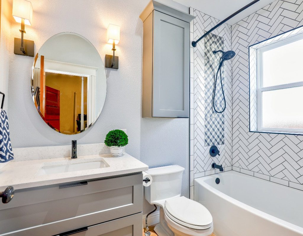 a photo of a bathroom with an accent wall