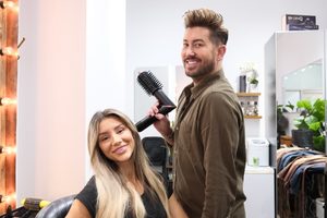 beausef dida doing a woman's hair