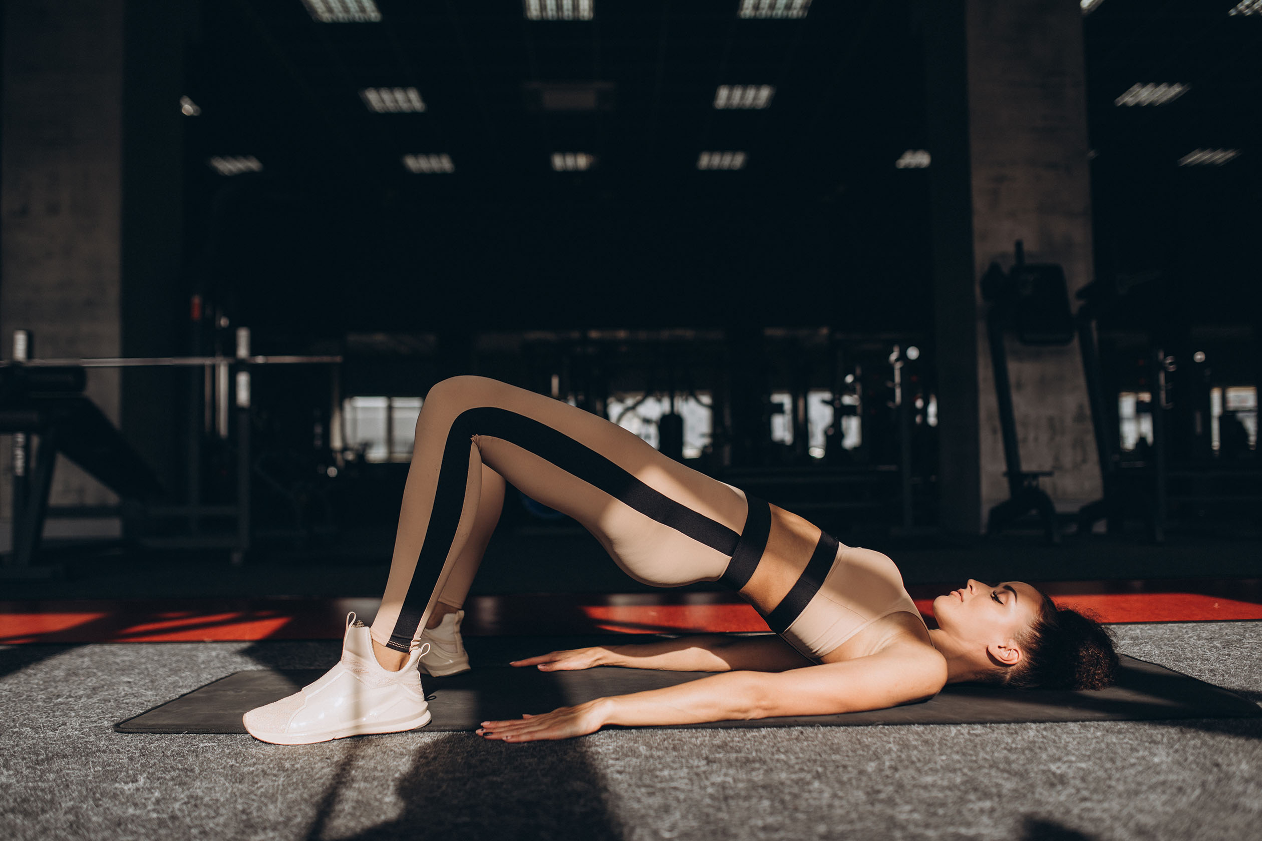 woman doing an ab workout at the gym