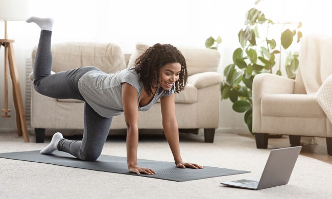 woman doing a core workout at home