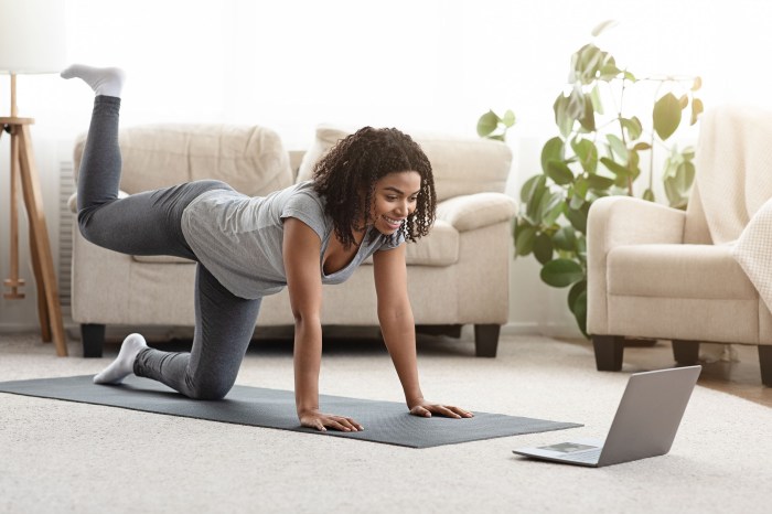 woman doing a core workout at home