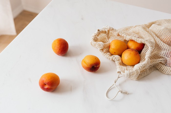 Apricots in a reusable shopping bag