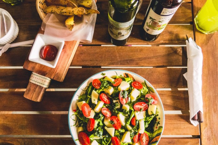 greek-salad-on-wood-picnic-table