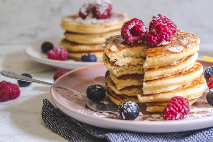 healthy-pancakes-with-berries