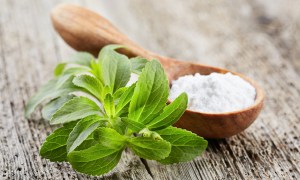 erythritol versus stevia spoon leaf