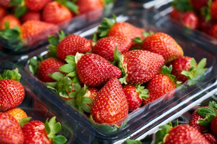 organic-strawberries-grocery-store