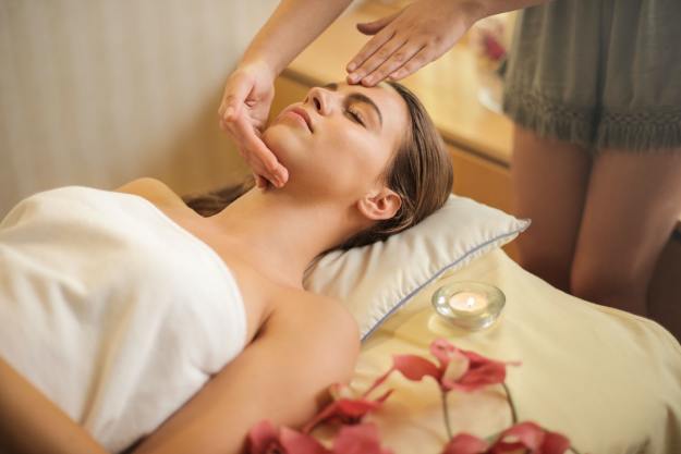 Une femme se détendant dans un spa