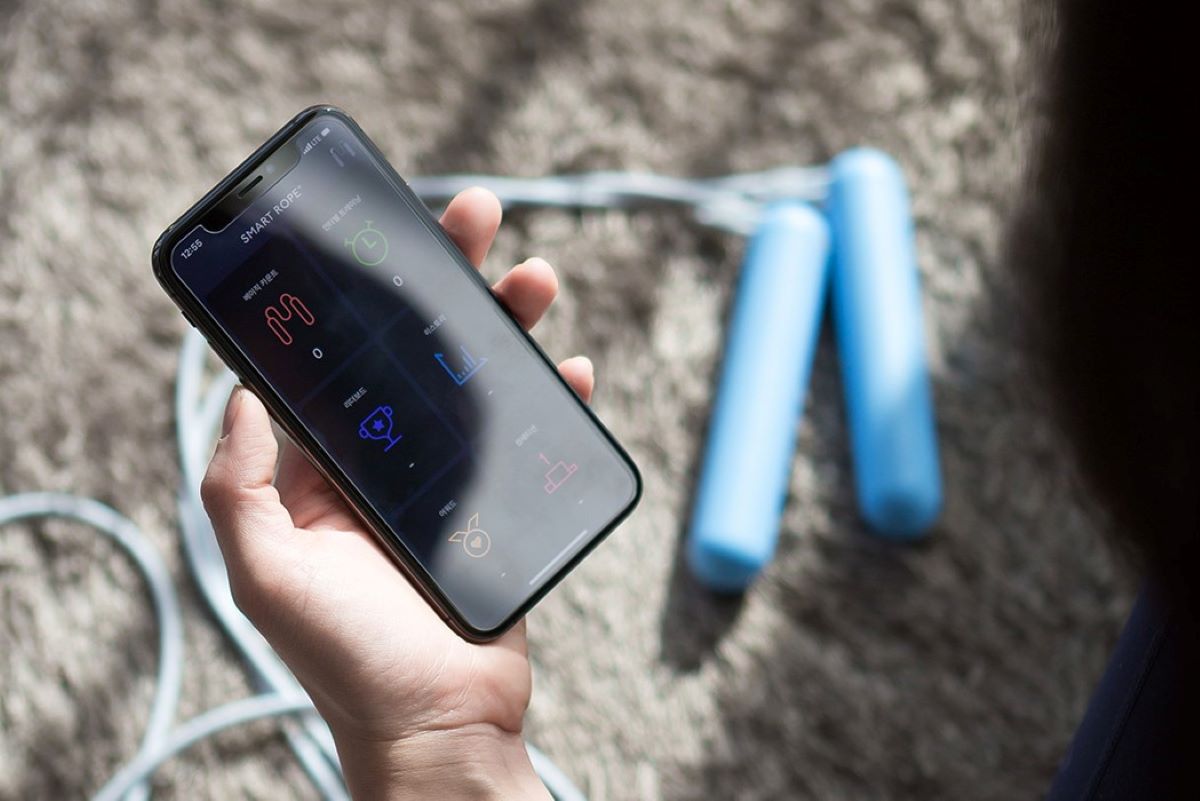 Tangram SmartRope Rookie with user looking at app