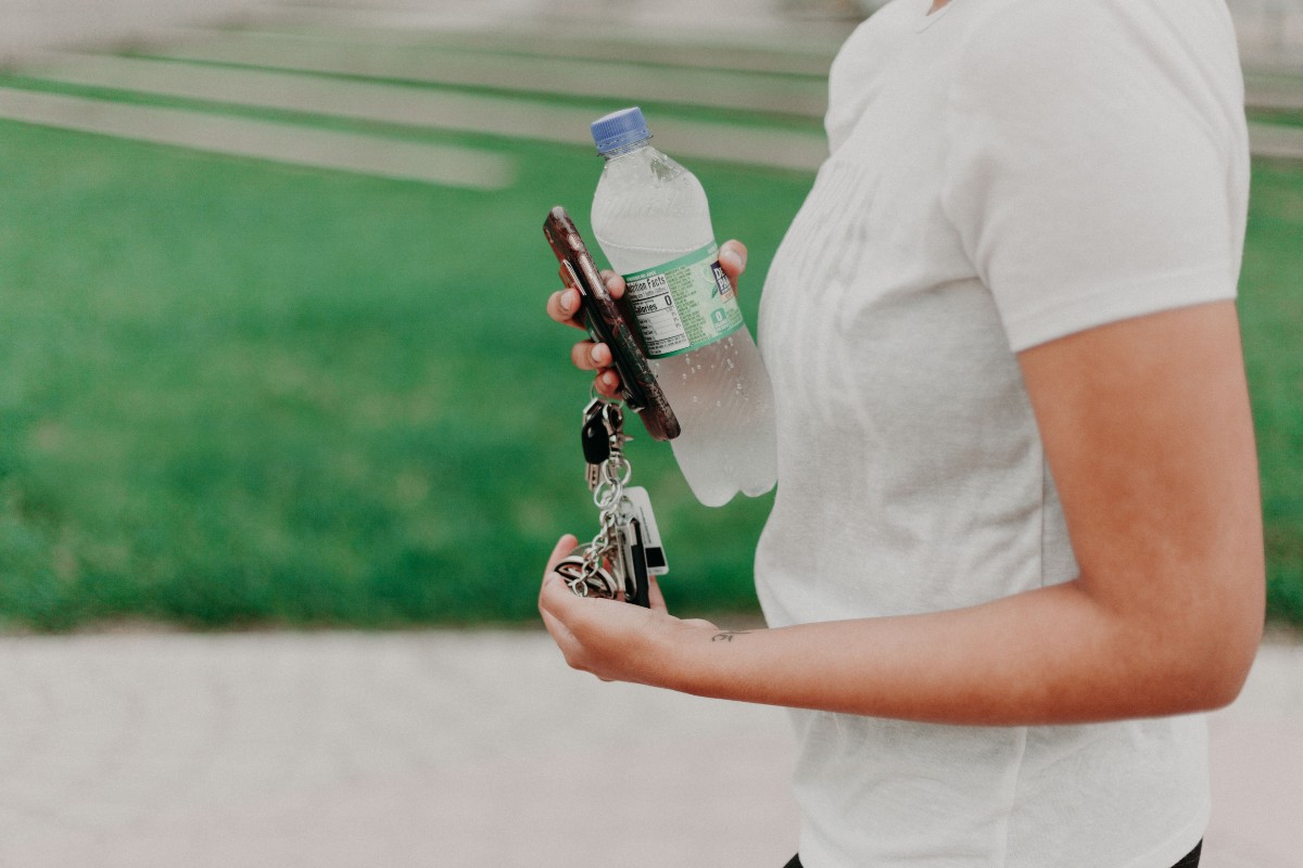 woman-with-waterbottle-in-park