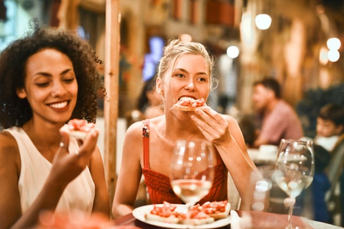 healthy eating vacation tips women pizza restaurant