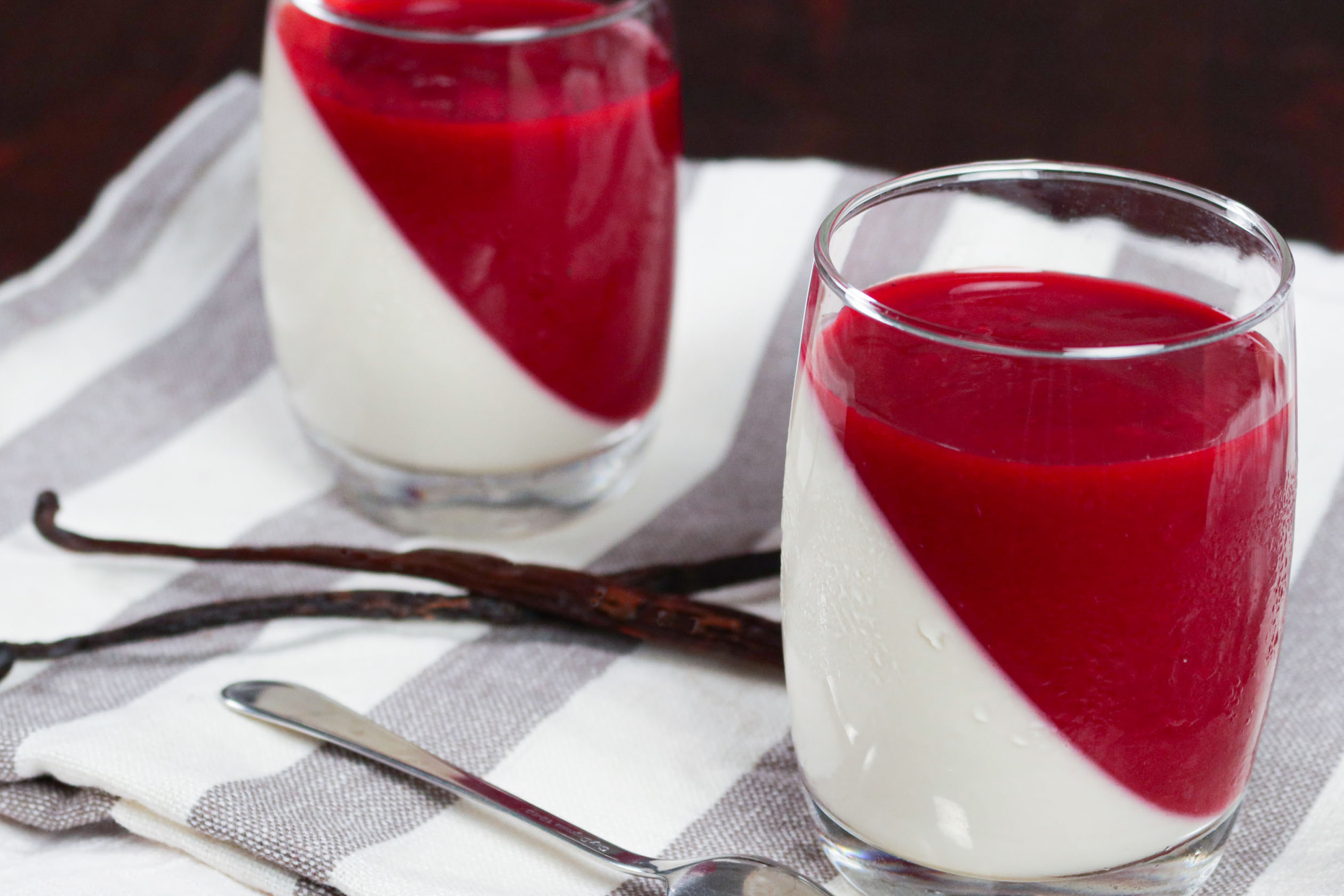 Lemon panna cotta with raspberry sauce