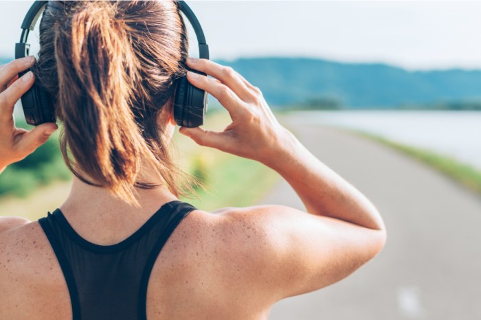 best workout podcasts running woman headphones runner