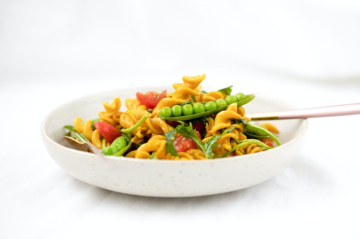 Lentil pasta with peas and tomatoes