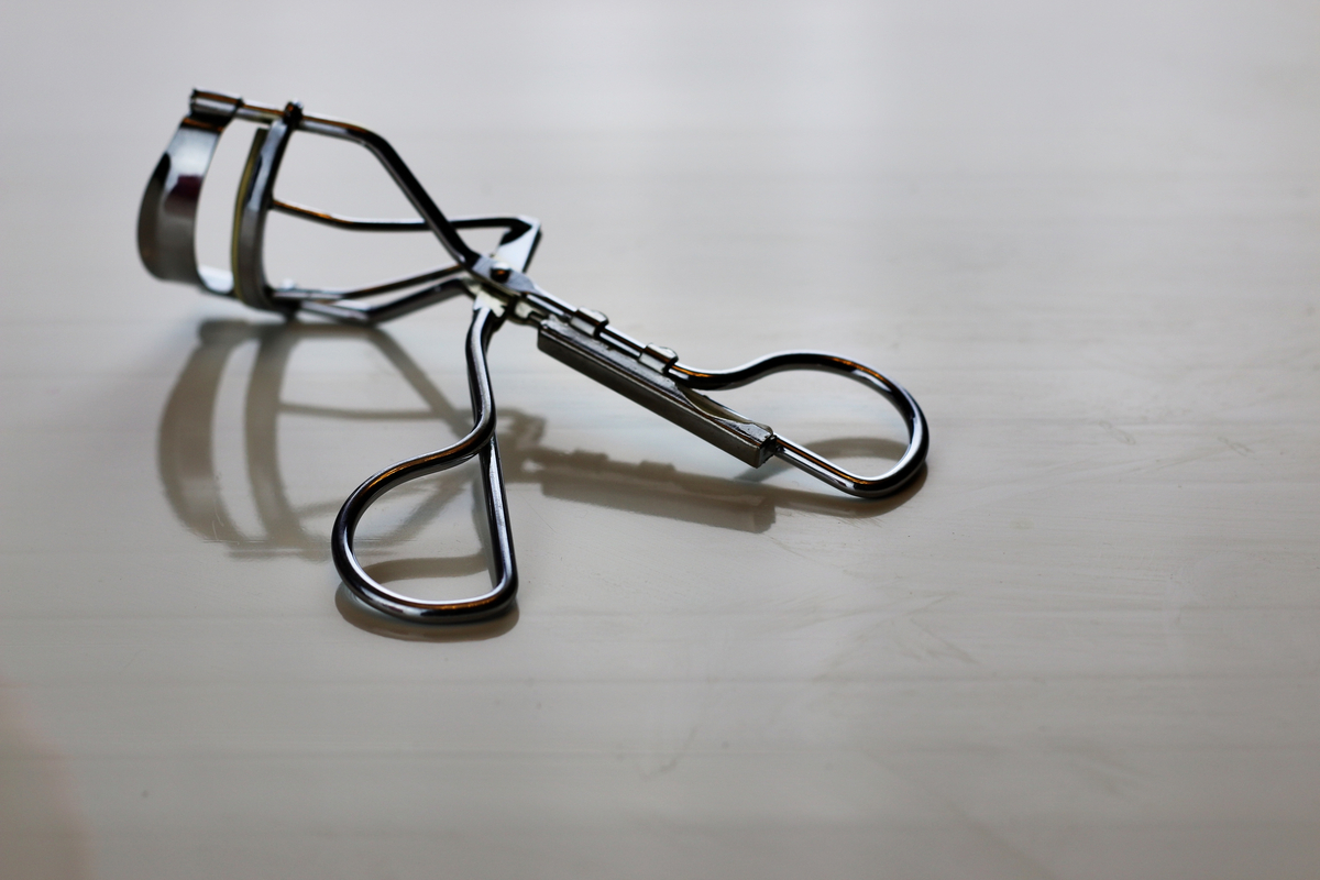 An eyelash curler.