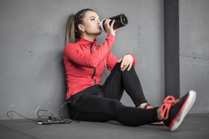 pre workout drinks woman drinking preworkout