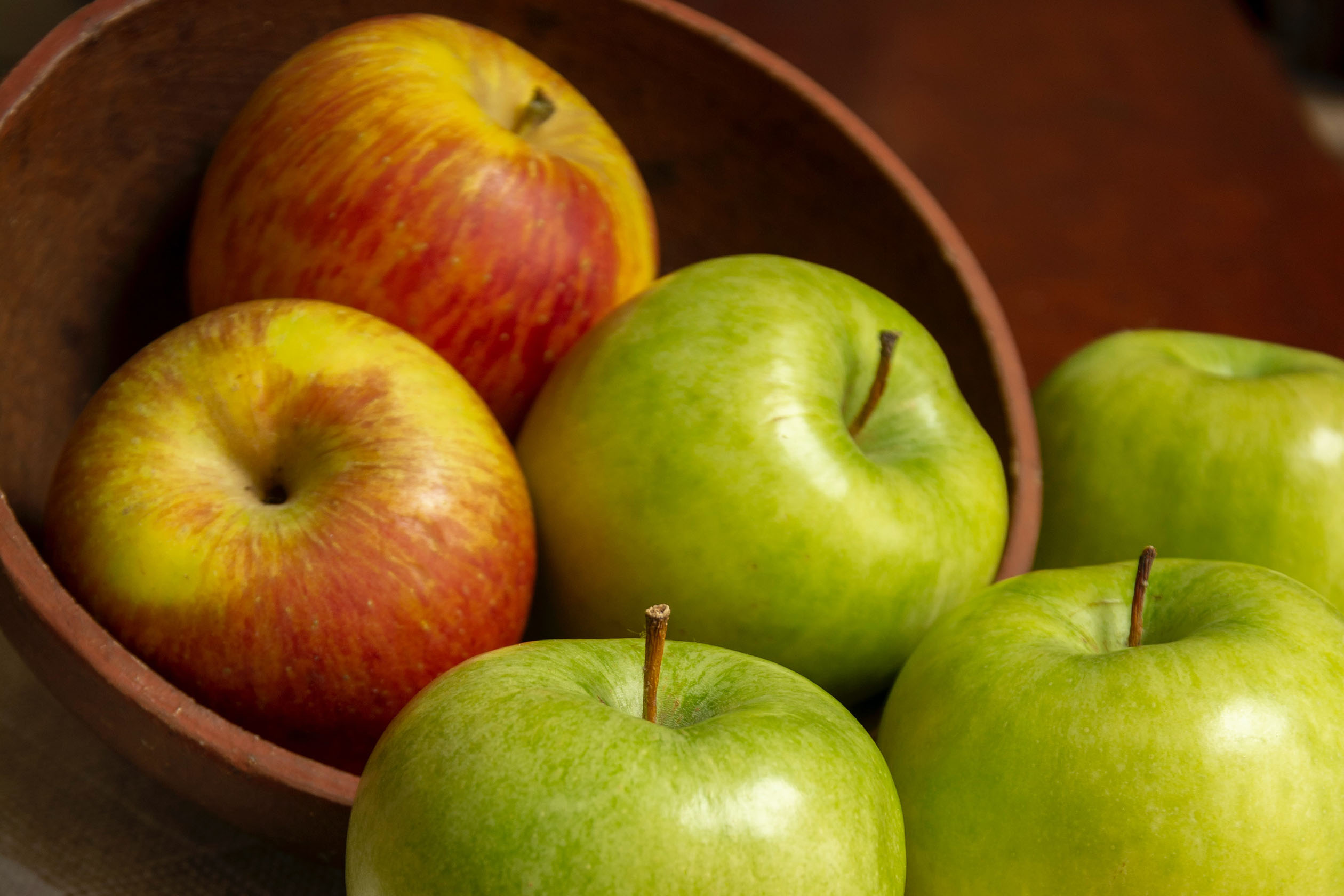 Green and red apples in a bowl