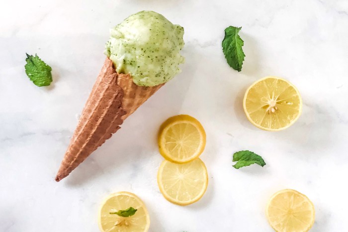 Avocado ice cream with lemon and mint