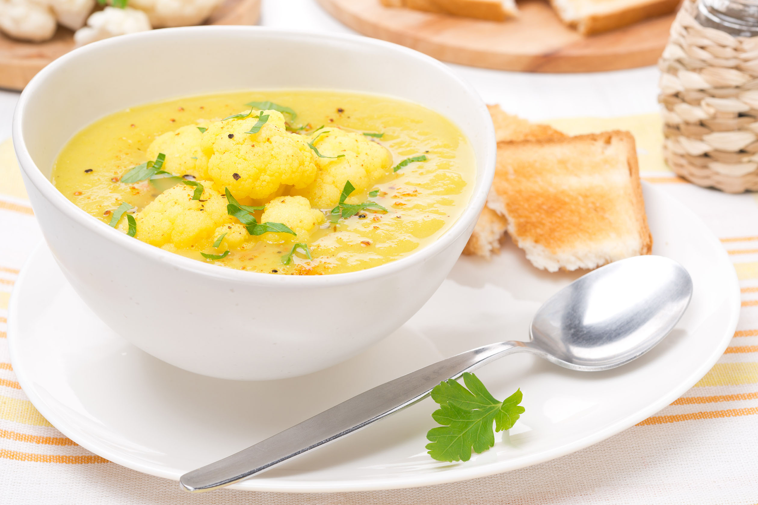Curried cauliflower soup with toast