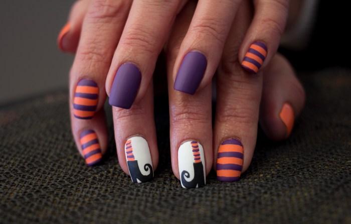 A set of fun witchy Halloween nails.